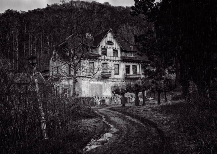 abandoned house night horror